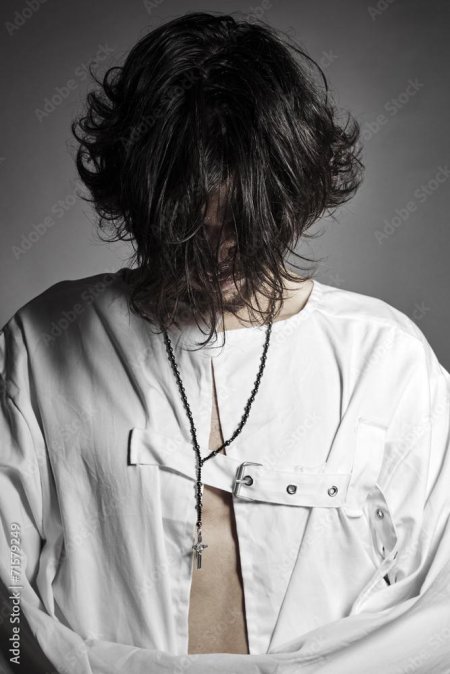 Парень в смирительной рубашке