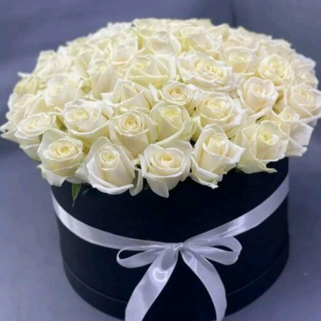 Белые розы в коробке
