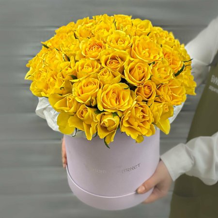 Желтые розы в шляпной коробке