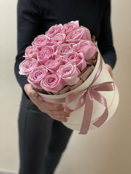 Розы в шляпной коробке