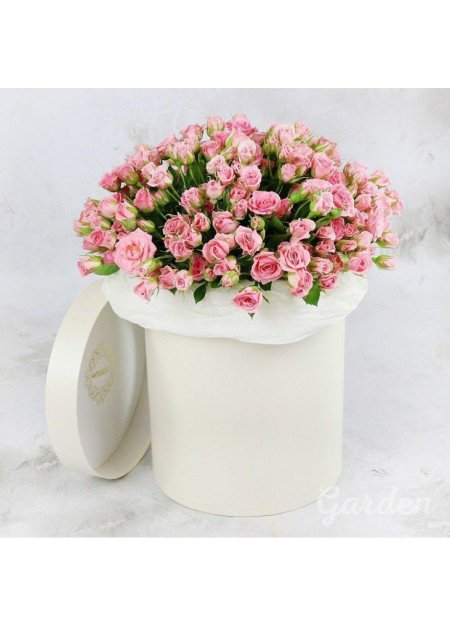 Кустовые розы в шляпной коробке