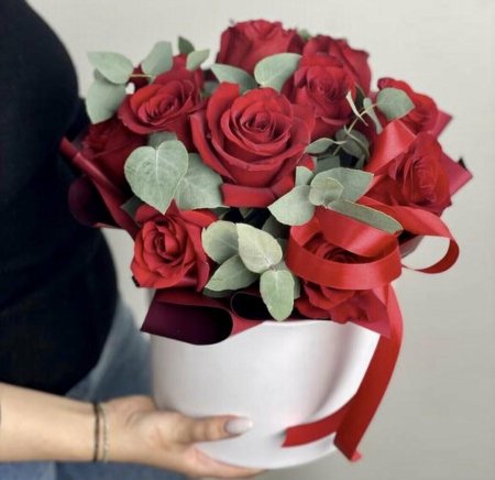 Розы в шляпной коробке