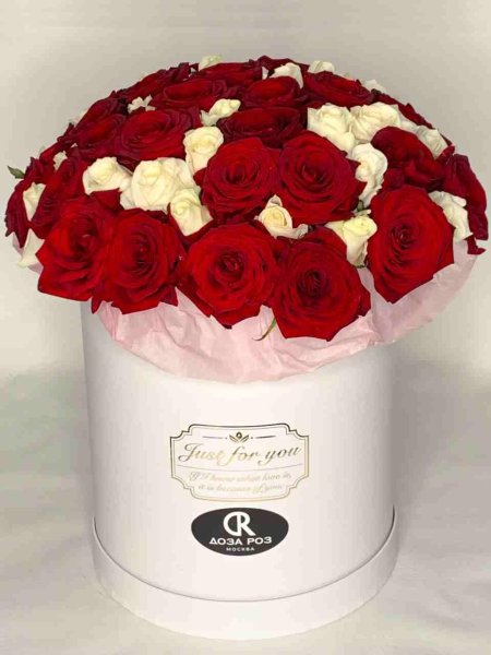 Красные розы в шляпной коробке