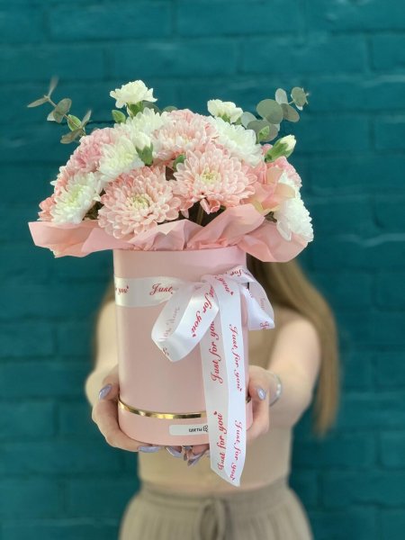 Цветы в шляпной коробке