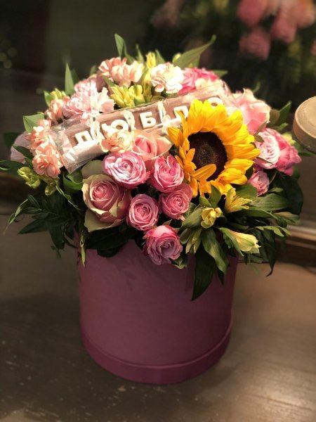 Букет с подсолнухами в шляпной коробке