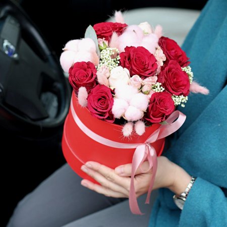 Композиция с красными розами и хлопком