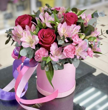 Альстромерия в шляпной коробке