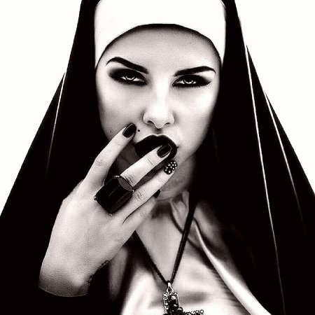 Монашка с черными глазами