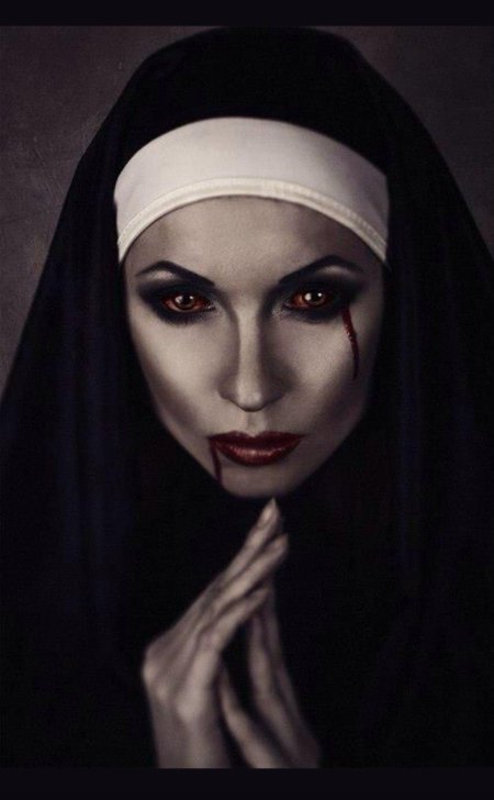 Монашка с черными глазами