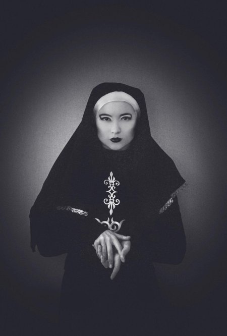 Девушка монашка