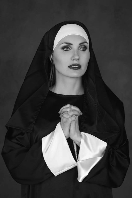 Красивая монашка