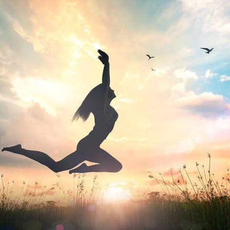 Девушка в прыжке