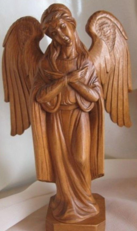 Резные ангелы из дерева