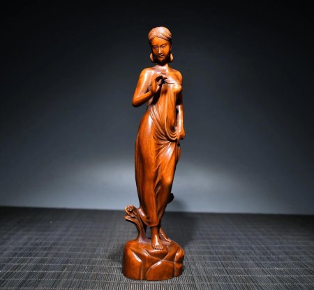 Статуэтки женщин для интерьера