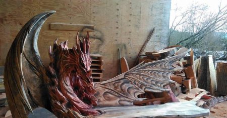 Скульптура дракона из дерева