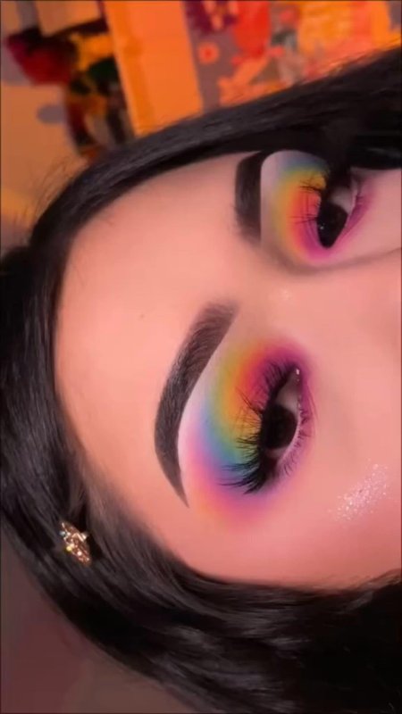 Интересный яркий макияж глаз