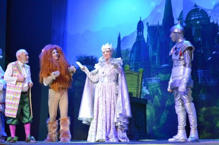 Волшебник изумрудного города театр