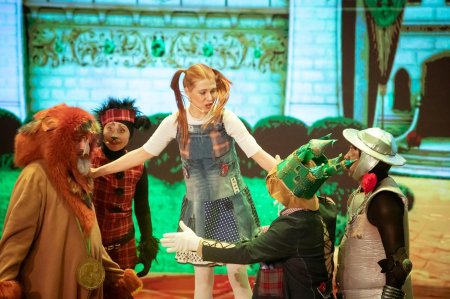 Спектакль волшебник изумрудного города
