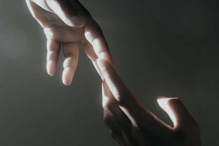 Прикосновение рук