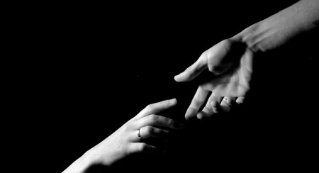 Руки тянутся друг к другу