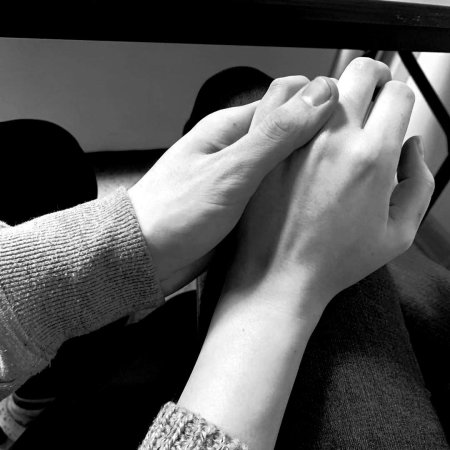 Руки парня и девушки вместе