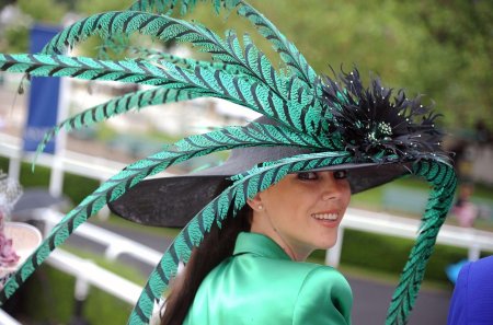 Шляпа с пером