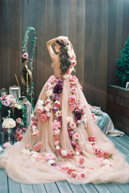 Свадебное платье с цветами