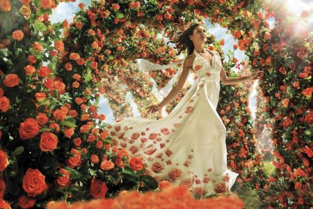 Девушка в саду