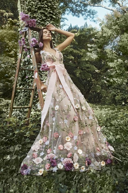 Свадебное платье с цветами