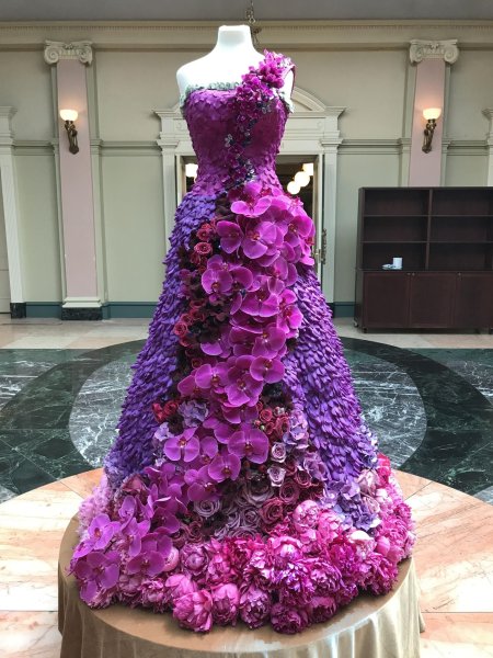 Платье из искусственных цветов