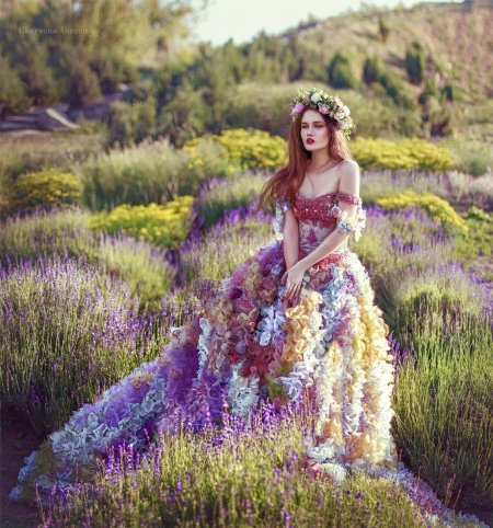 Девушка в цветочном платье