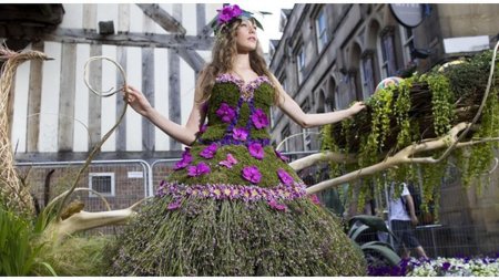 Наряд из живых цветов