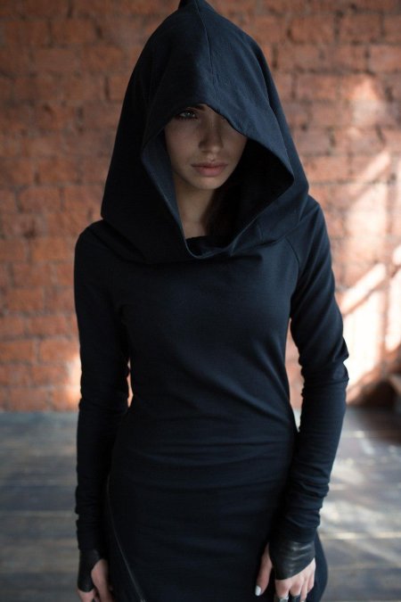 Девушка в капюшоне