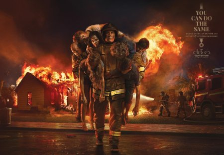 Пожарный на фоне огня