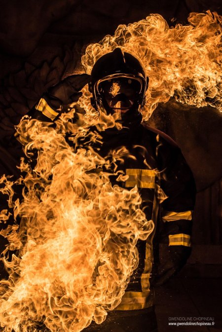 Пожарный в огне