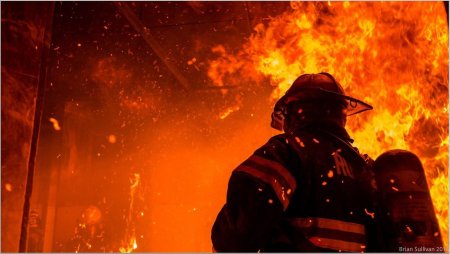 Пожарный в огне