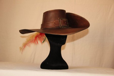 Шляпа кожаная
