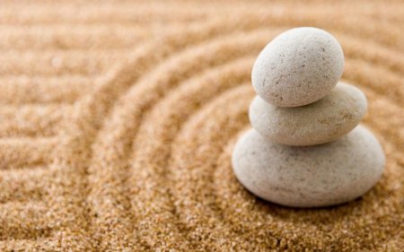 Камни на песке