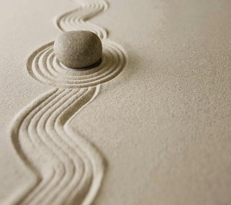 Камни на песке