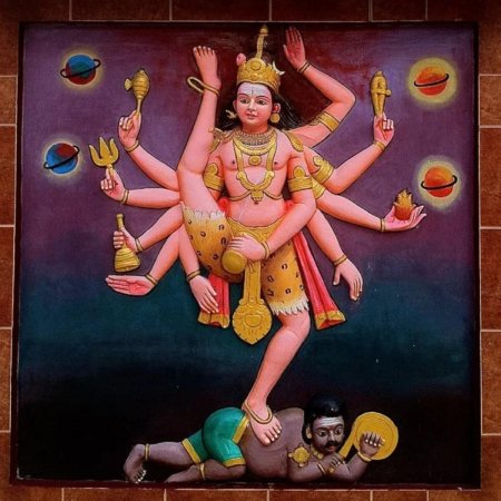 Многорукая индийская богиня шива