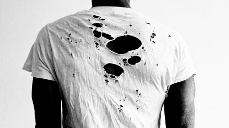 Разорванная футболка