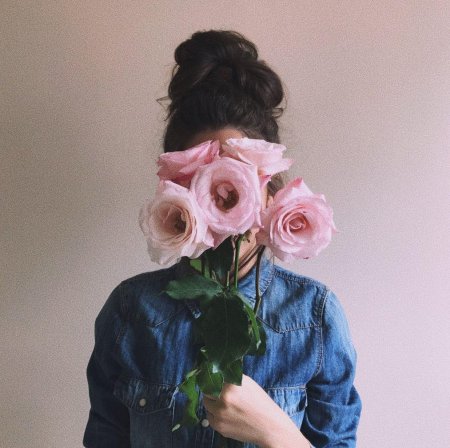 Девушка без лица с цветами