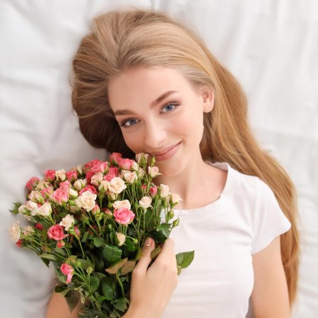 Девушка с цветам