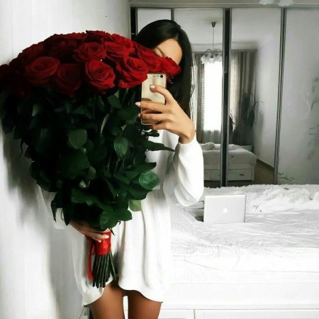 Брюнетка с букетом цветов