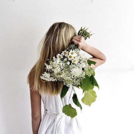 Девушка с цветами