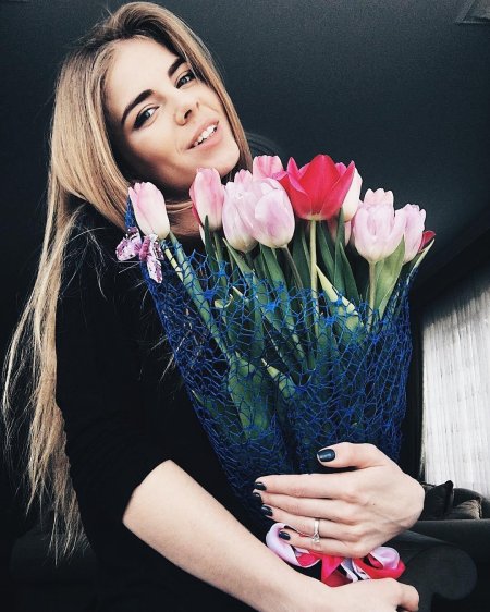 Девушка с цветами