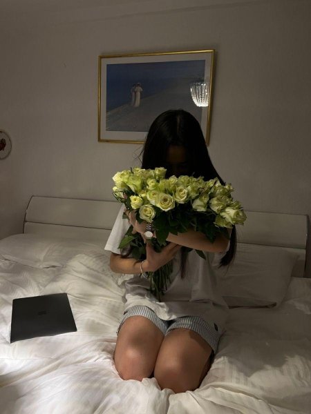 Девушка с букетом