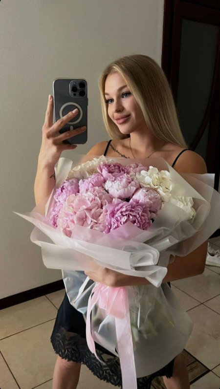 Букет с пионами