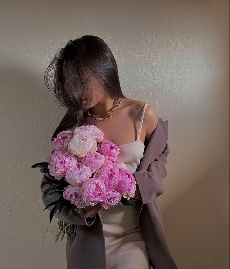 Девушка с букетом