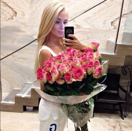 Алена шишкова с цветами